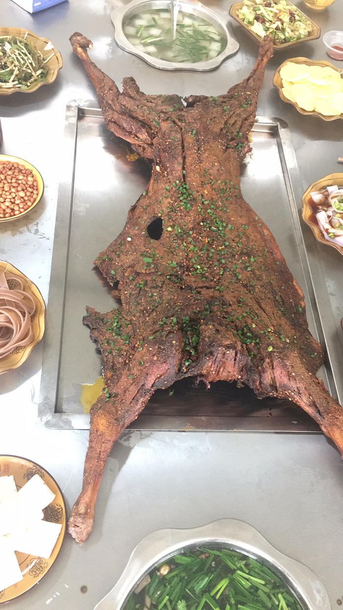 2020年4月25日 一只羊奉献了自己的一生 烤全羊的快乐时光