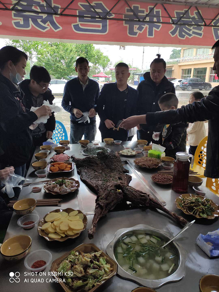 2020年4月25日 一只羊奉献了自己的一生 烤全羊的快乐时光