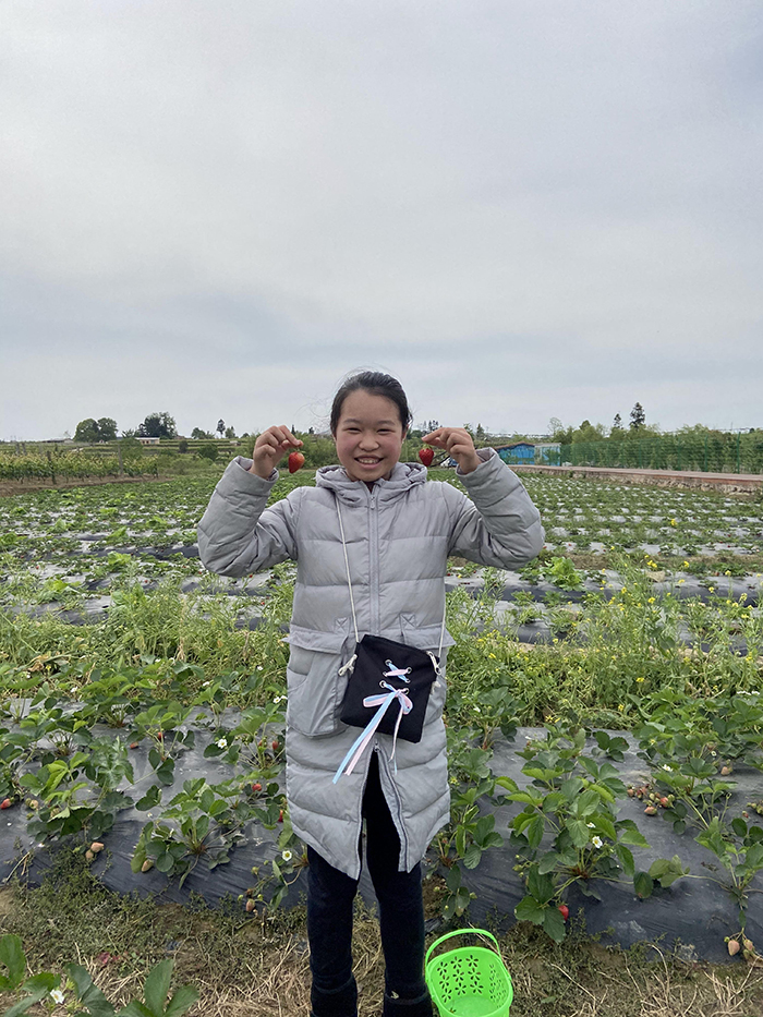 2020年4月26日 相约草莓园 红红的草莓与红红的美女姐姐