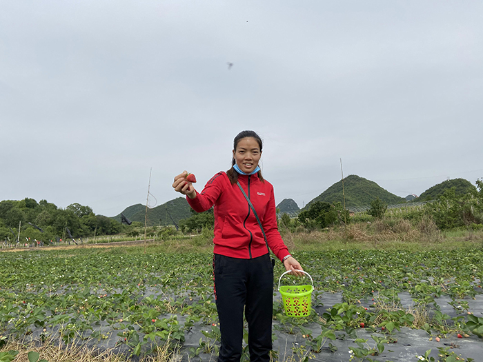 2020年4月26日 相约草莓园 红红的草莓与红红的美女姐姐