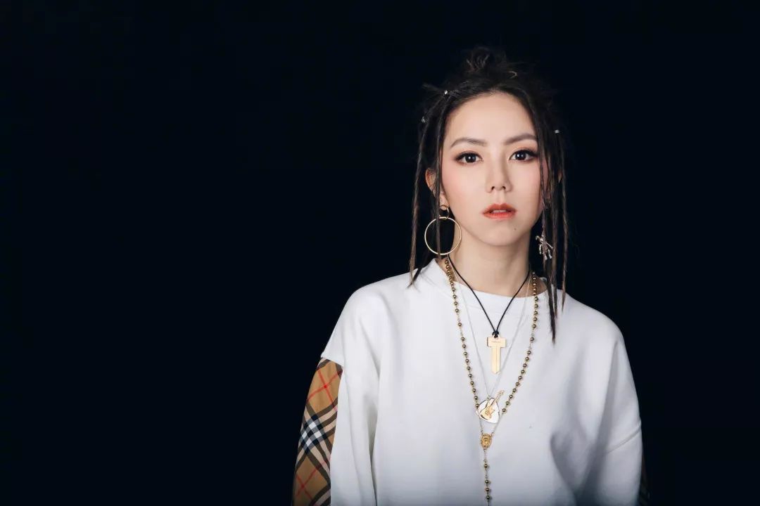 G.E.M.邓紫棋新歌《那一夜》半裸出镜，诡异微笑演绎精神