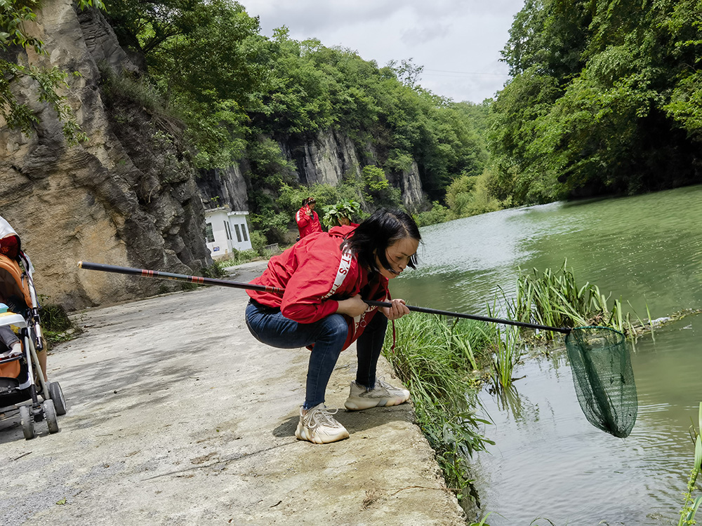 20240510 天河潭美景 螺蛳的美味 红衣美女就是这画面的亮点！