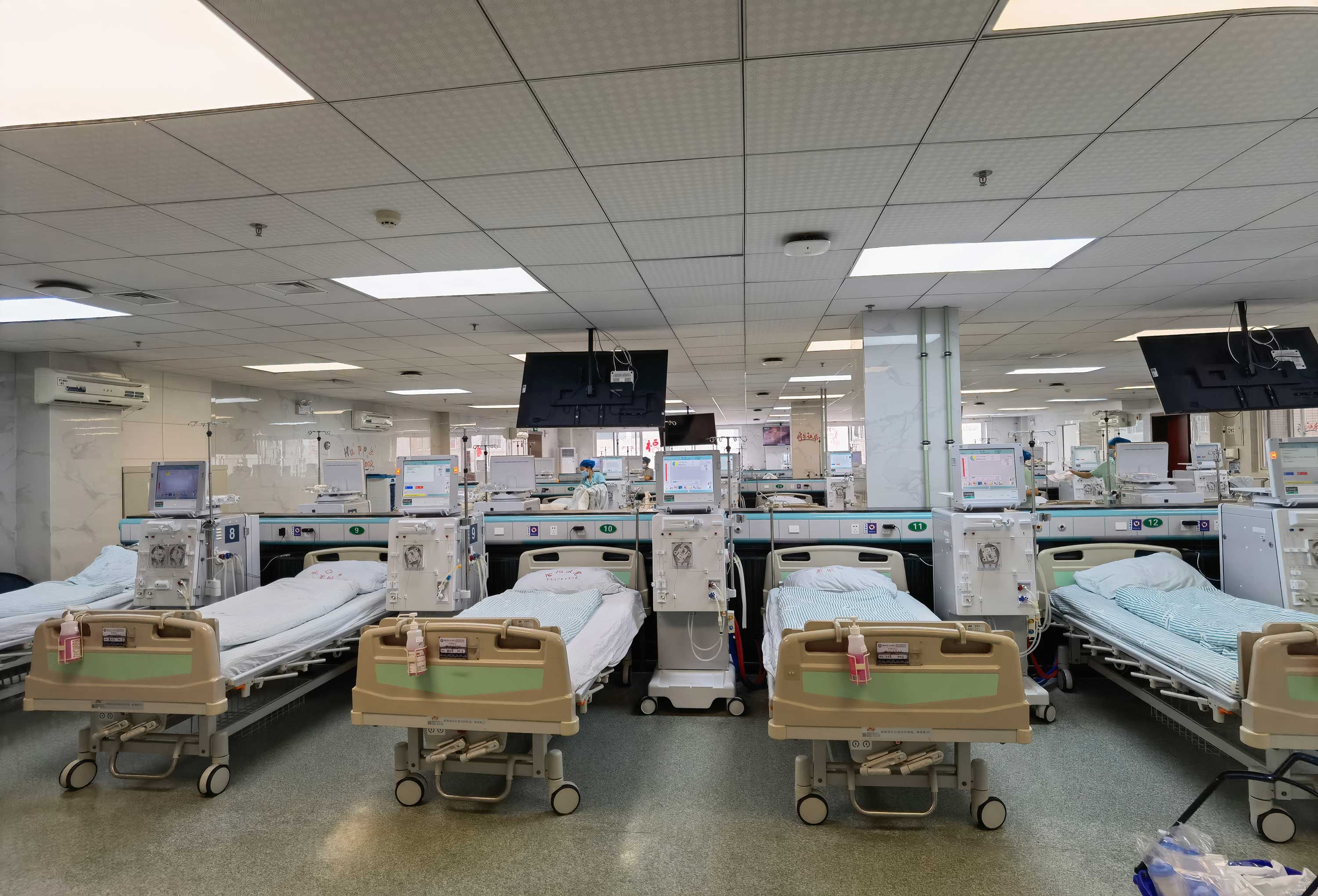 血透医护人员用坚守与爱，照亮了透析患者的生命之路。