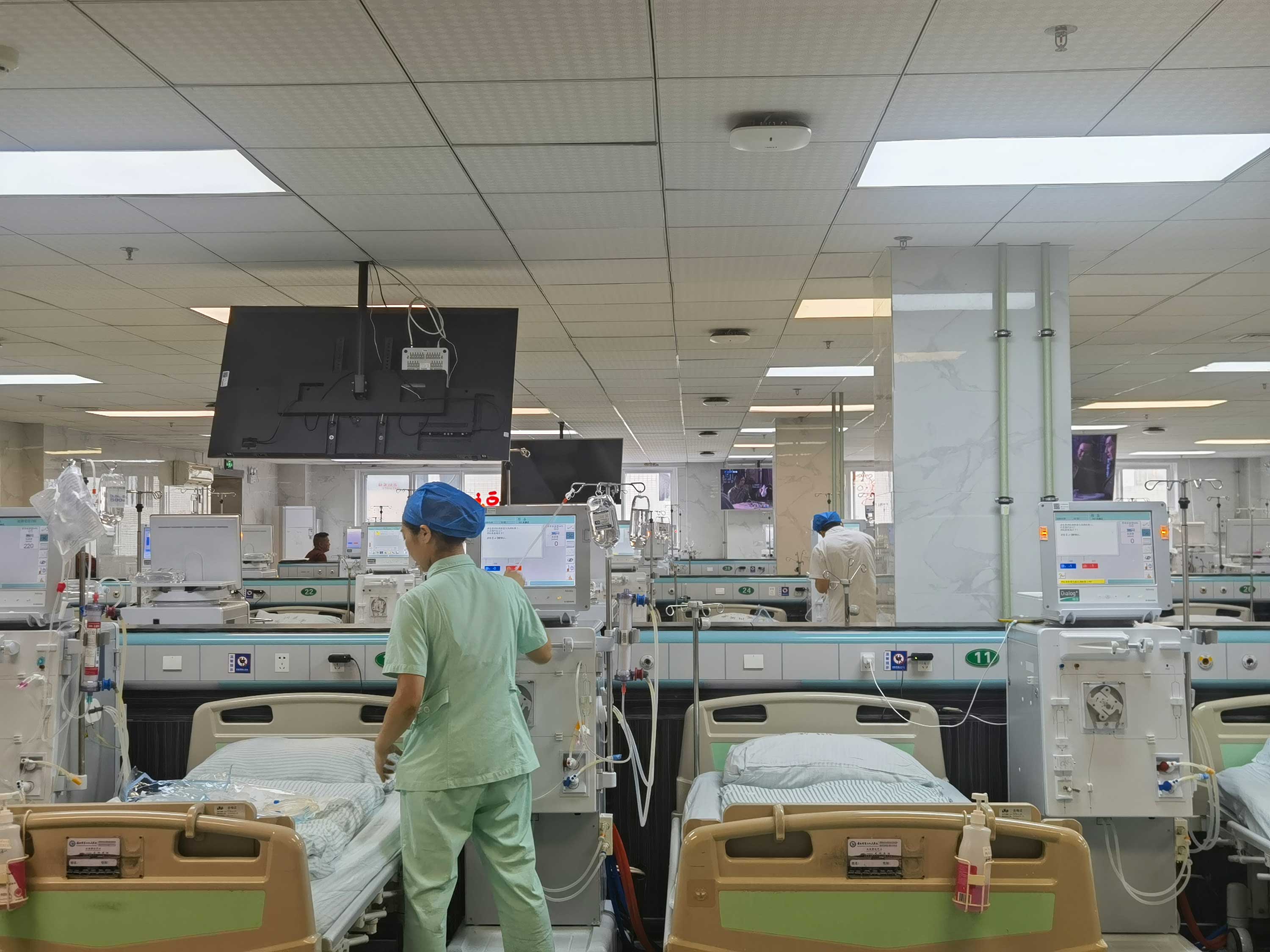 血透医护人员用坚守与爱，照亮了透析患者的生命之路。